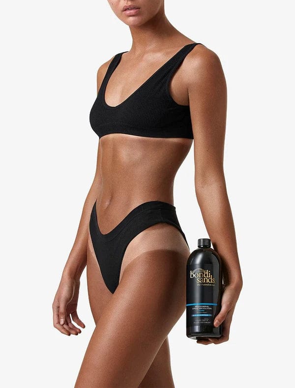 The BondiSandsEU Salon Solution Dark Duo features two black 1L bottles with gold and blue labels, a coconut scent, and “2 Hour Express” on the front, promising a streak-free tan every time.